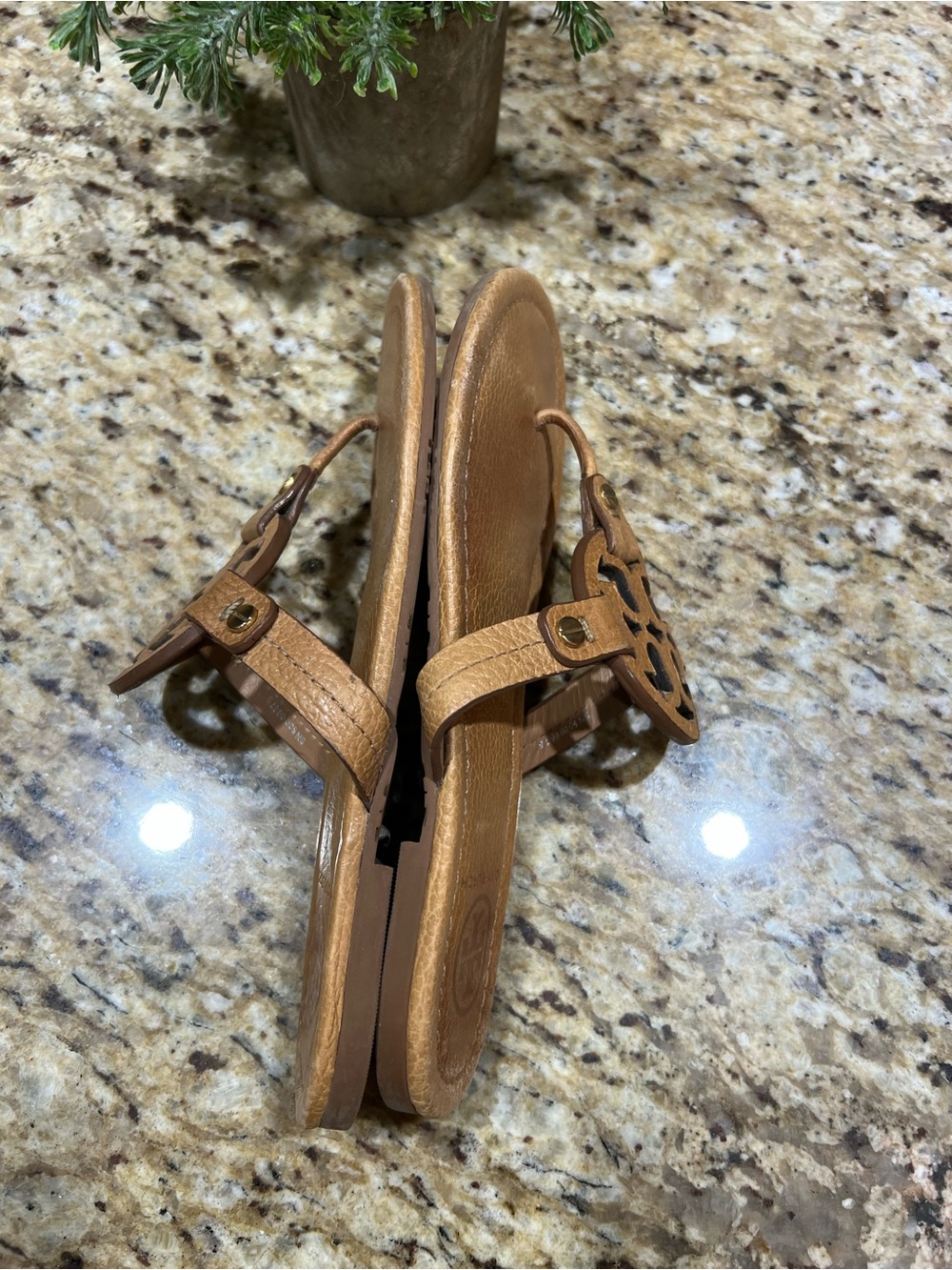 TORY BURCH Miller Tan Textured Leather Thong Sandal 6M - Picture 5 of 11